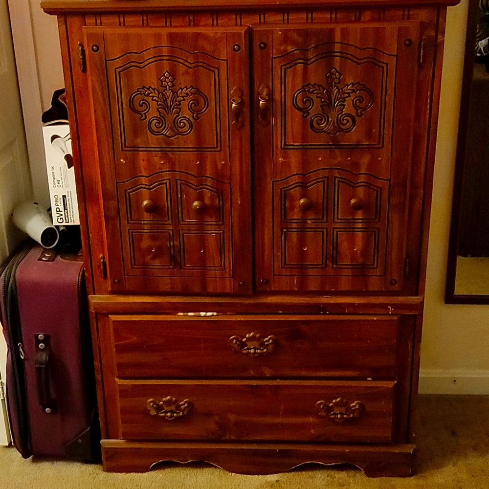 I'm selling two nice looking dressers